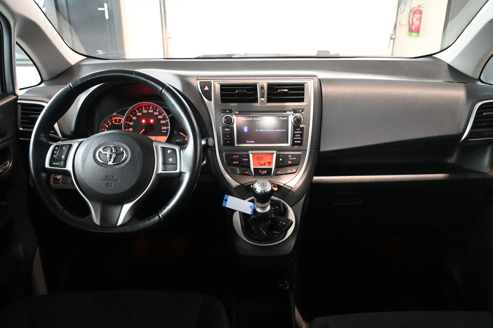 Toyota Verso-S 1.3 VVT-i Dynamic Ecc Navigatie Panoramadak 100% O Gri - 2