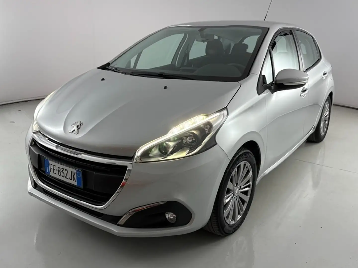 Peugeot 208 5 Porte 1.2 PureTech Active Grau - 1