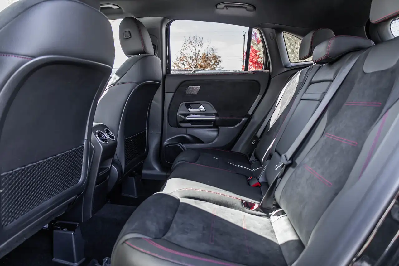 Mercedes-Benz GLA снимка Mercedes-Benz GLA