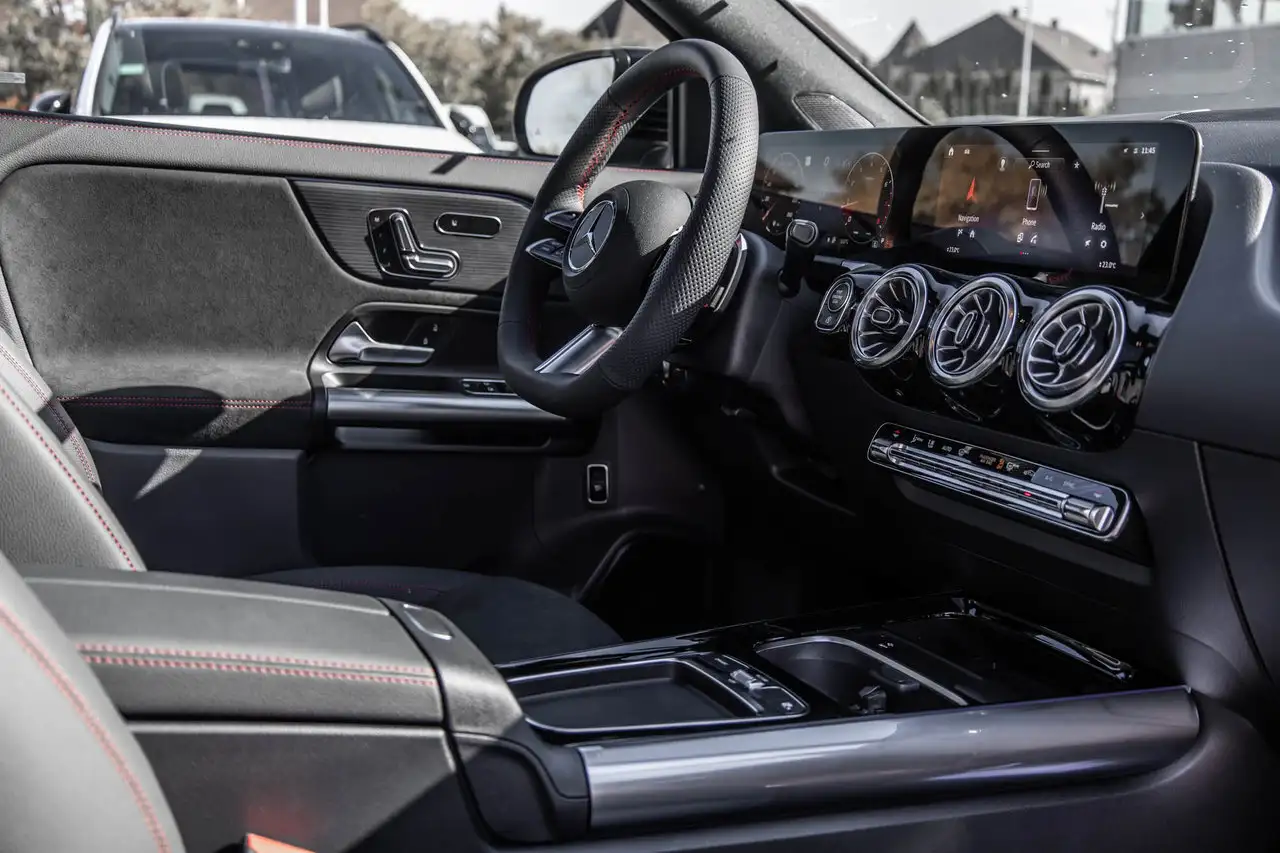 Mercedes-Benz GLA снимка Mercedes-Benz GLA