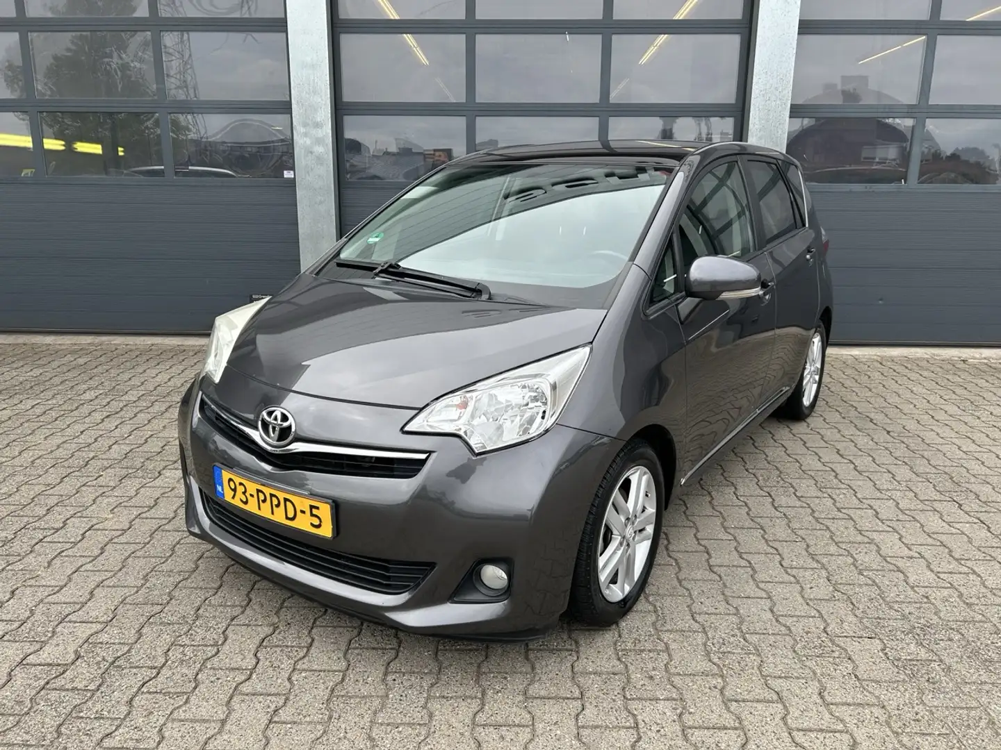 Toyota Verso-S 1.3 VVT-i 99pk Aspiration Gris - 1
