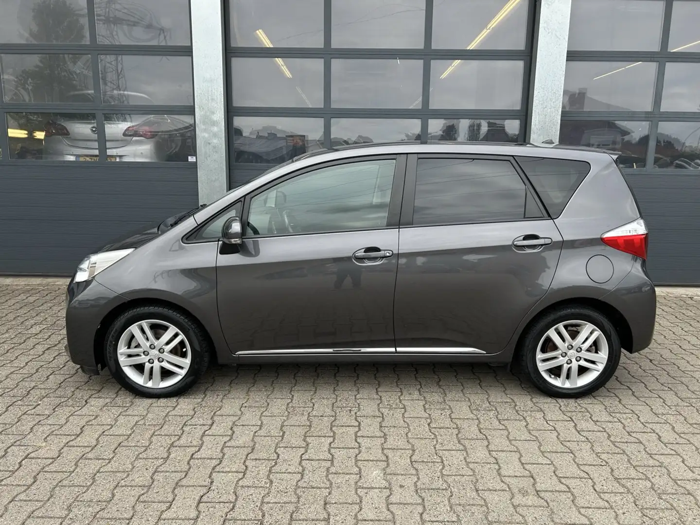 Toyota Verso-S 1.3 VVT-i 99pk Aspiration Gris - 2