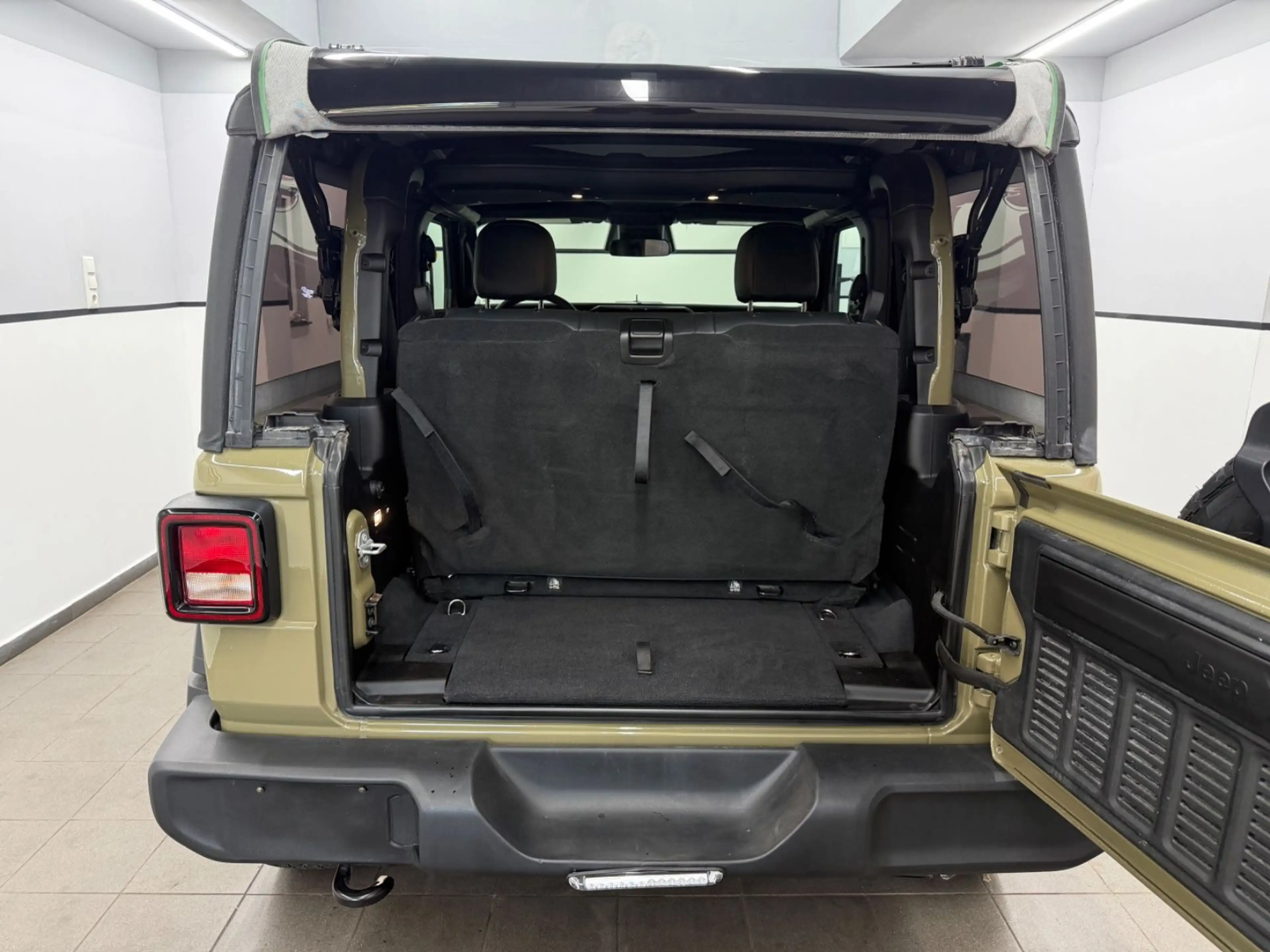 Jeep Wrangler 2.0 Aut. 4x4*2-Door*Sport S*Drab Olive* — photo 11