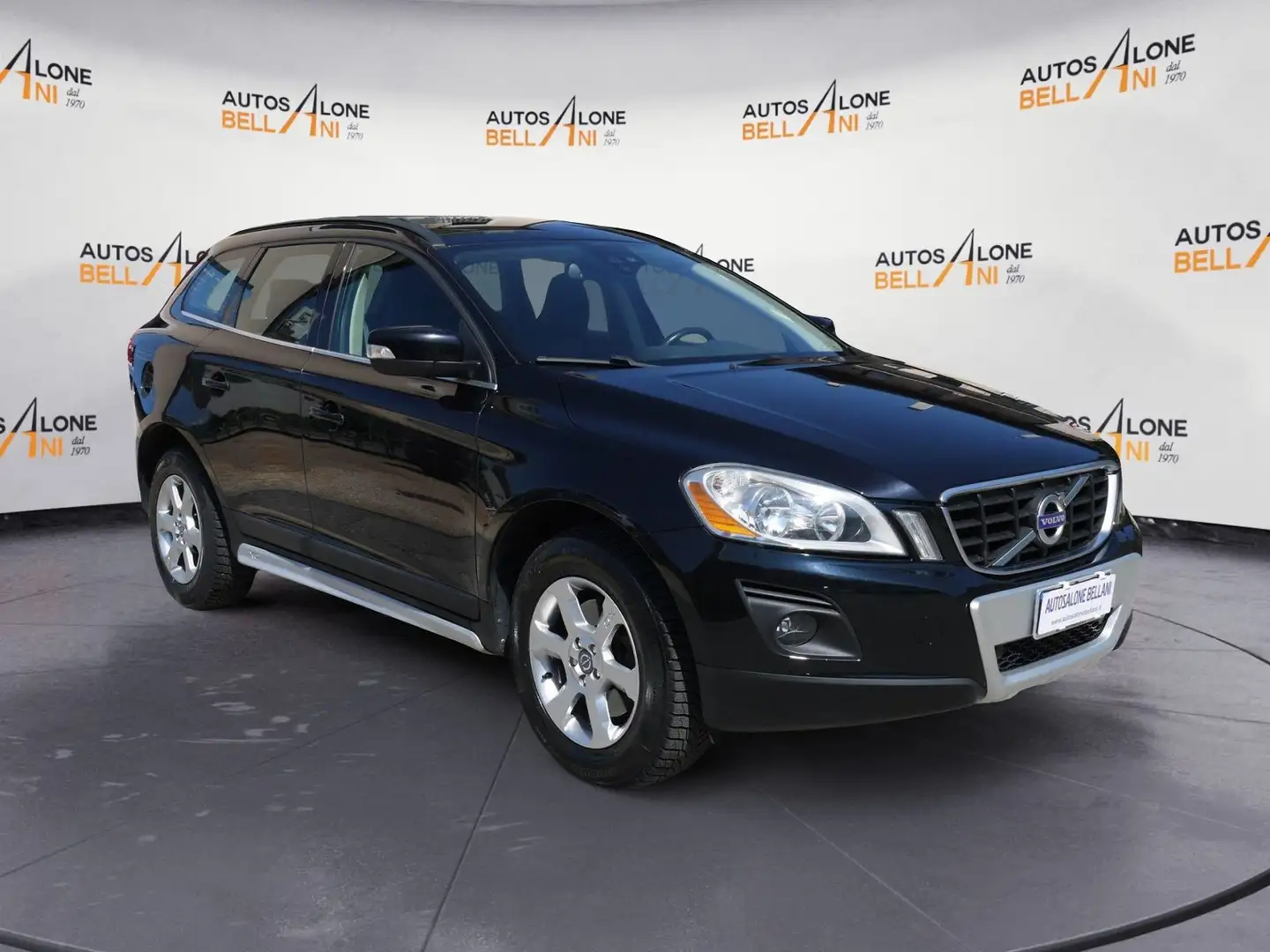 Volvo XC60 XC60 D5 AWD Geartronic Momentum Nero - 1