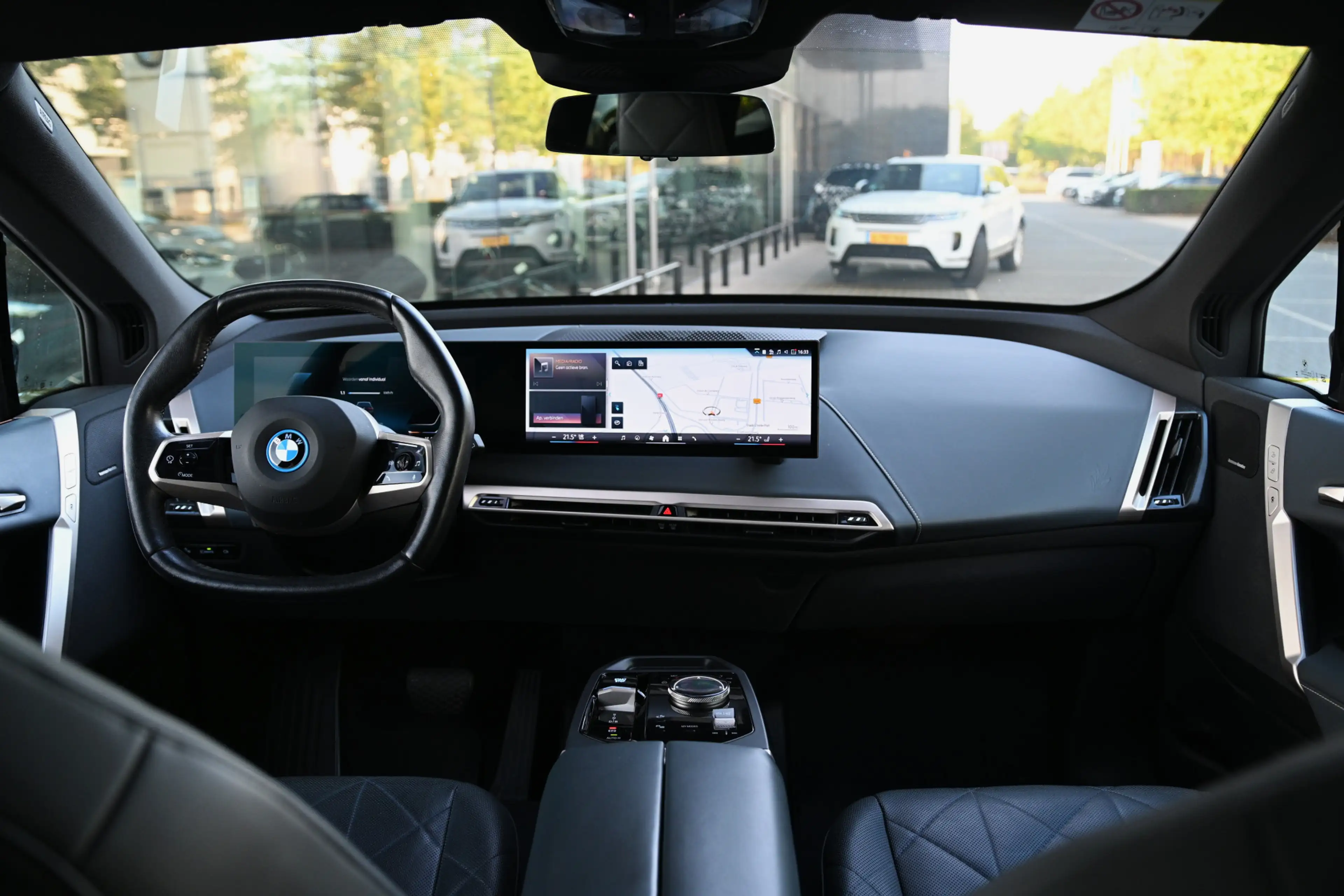 BMW iX xDrive40 / Sportpakket / Panoramadak Sky Lounge / — photo 4