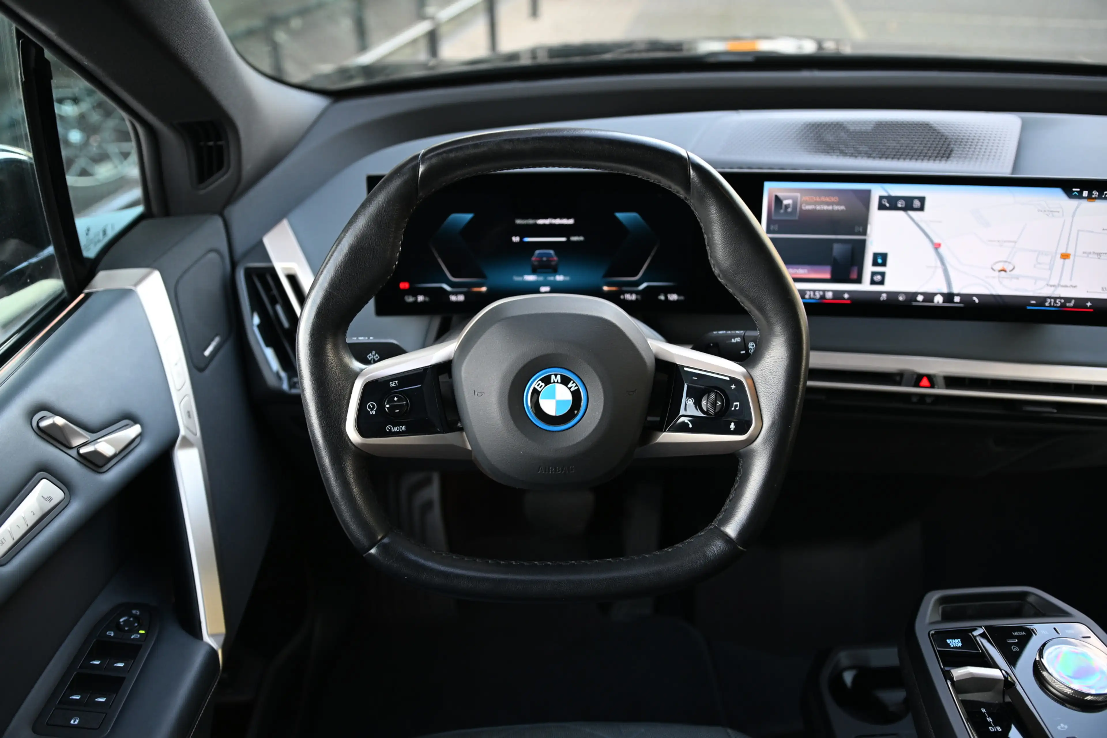BMW iX xDrive40 / Sportpakket / Panoramadak Sky Lounge / — photo 9
