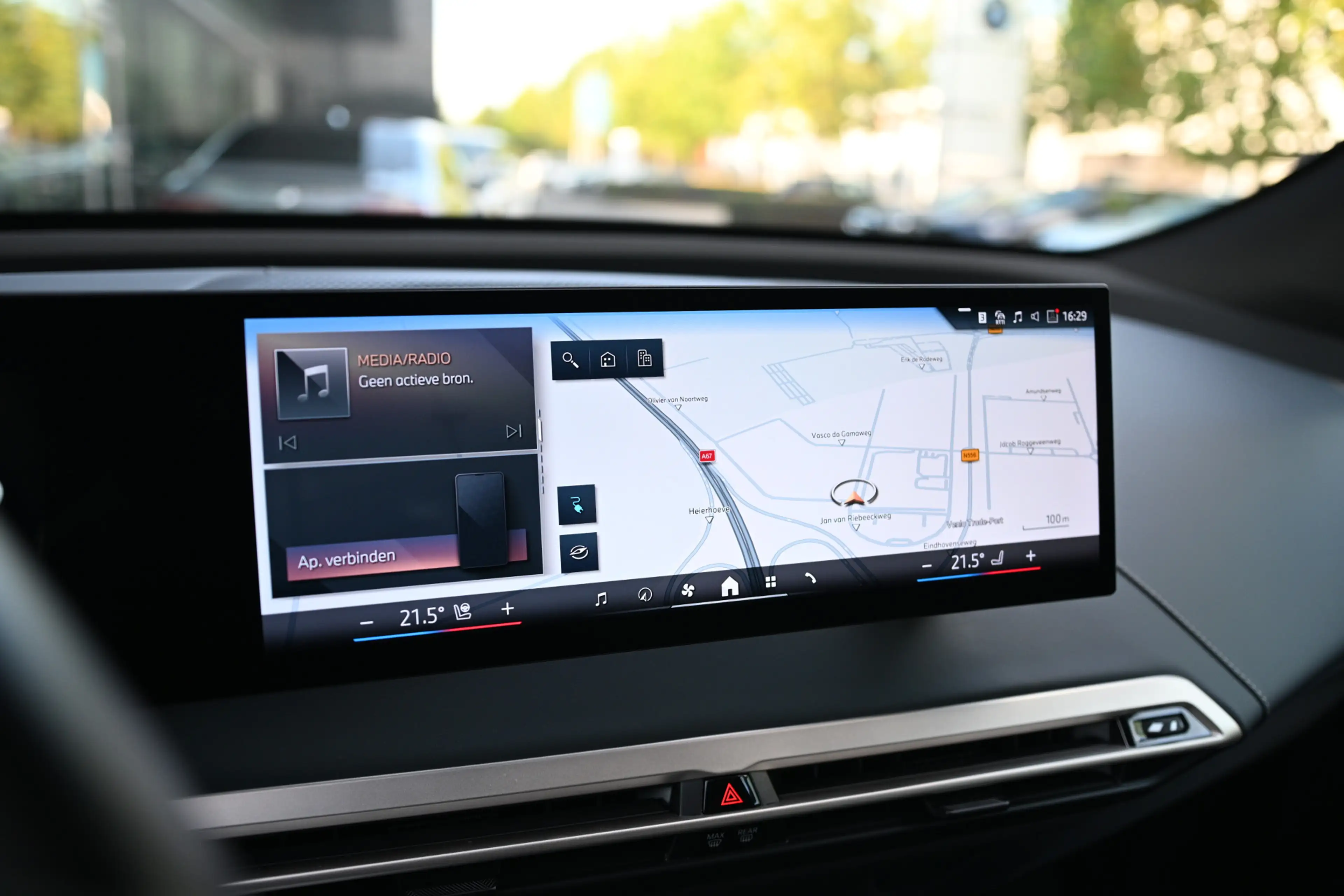 BMW iX xDrive40 / Sportpakket / Panoramadak Sky Lounge / — photo 11