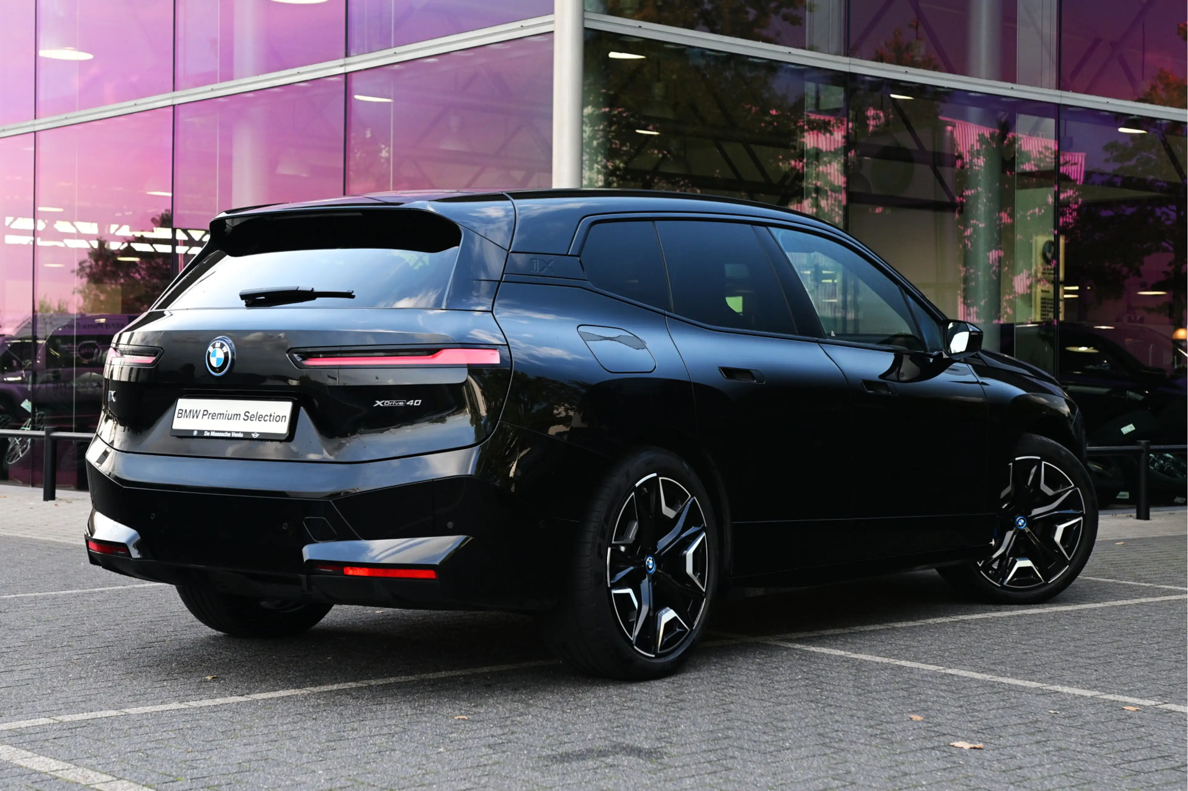 BMW iX xDrive40 / Sportpakket / Panoramadak Sky Lounge / — photo 2