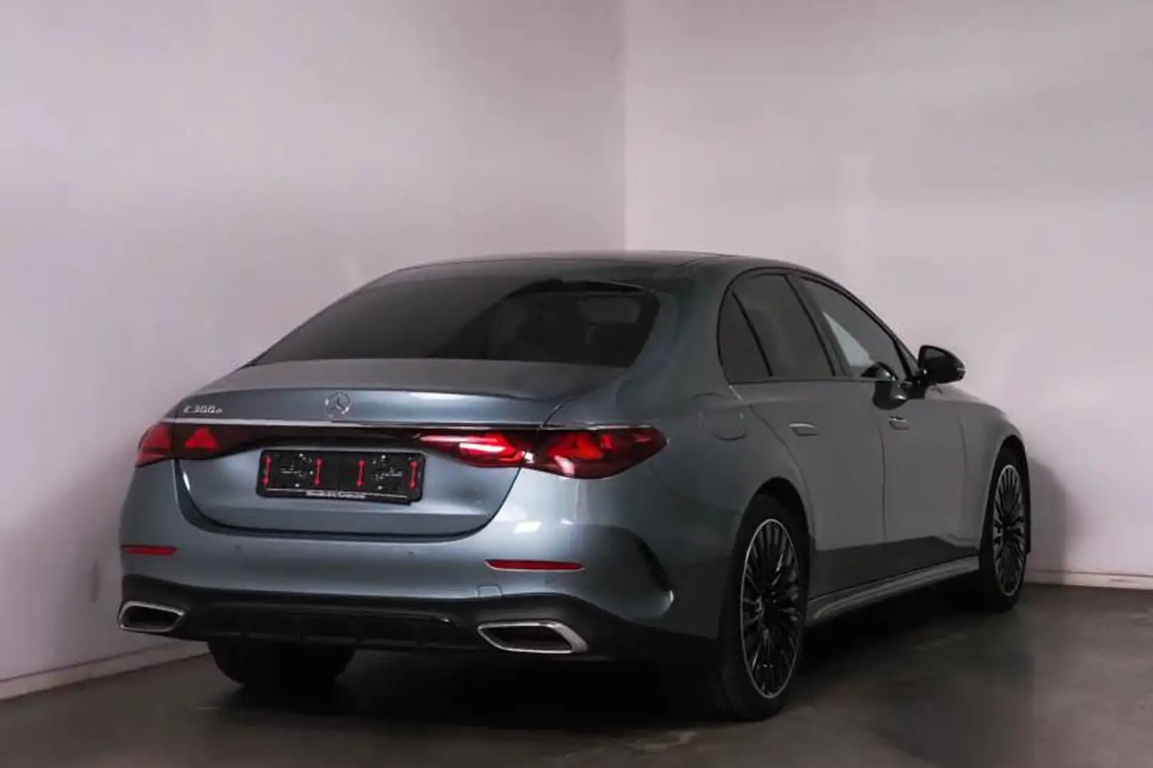 Mercedes-Benz E 300 E 300e Limousine Automaat AMG Line | Nightpakket | Zilver - 2
