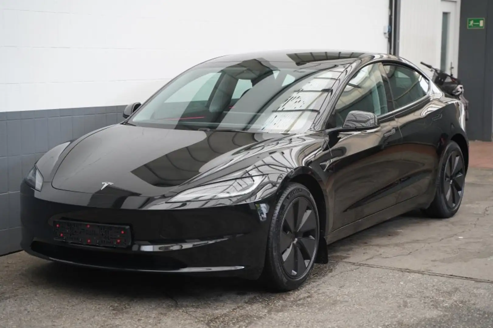Tesla Model 3 Standard Range + *Highland* Schwarz - 2