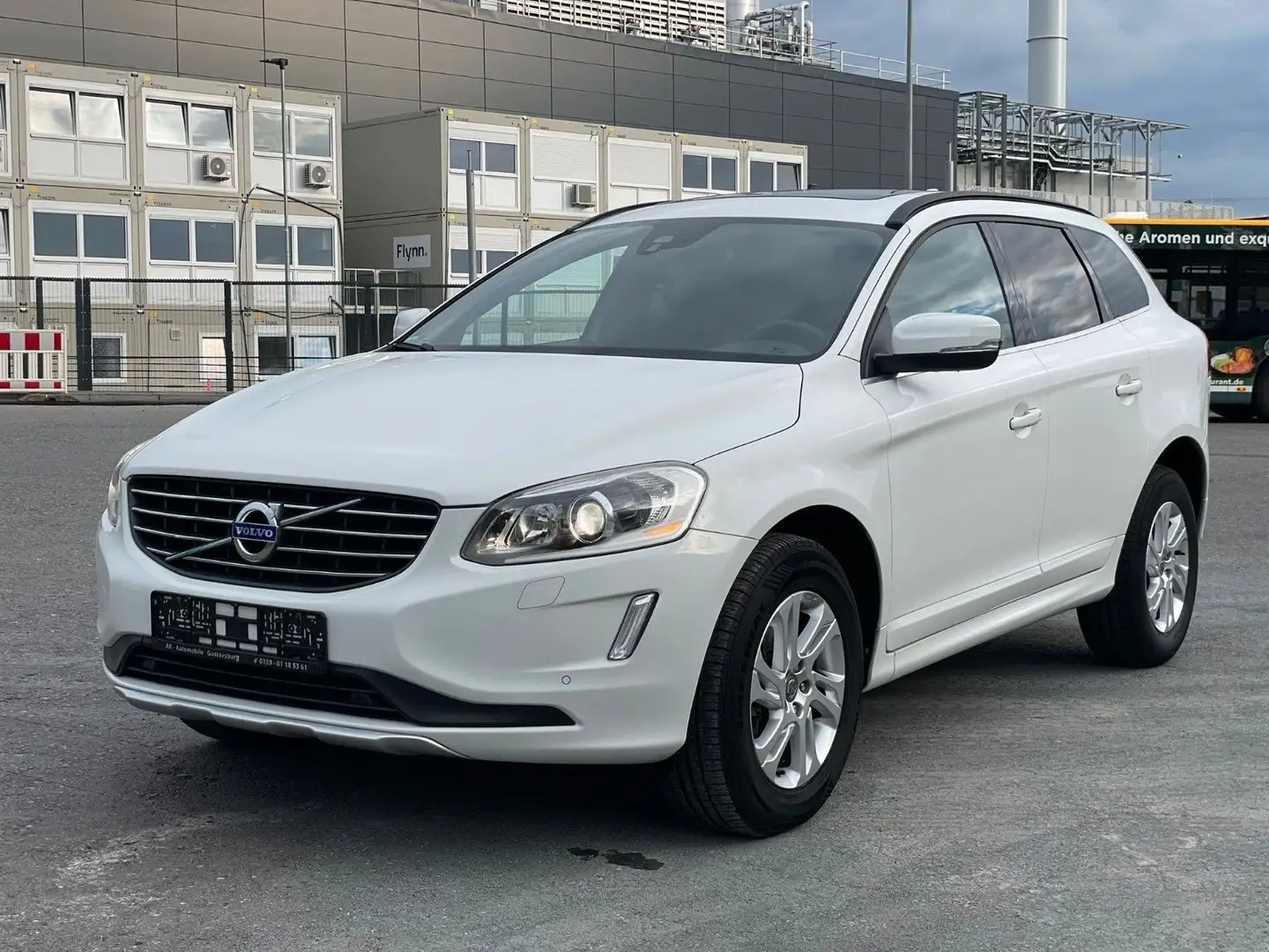 Volvo XC60 2.0 Momentum Aut. Pano Xenon Navi Kamera Blanc - 1