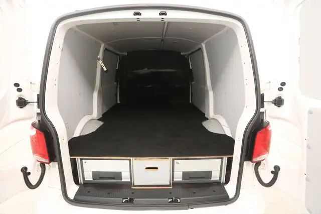 Volkswagen Transporter view 3