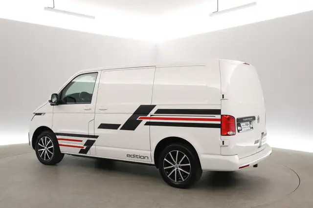 Volkswagen Transporter view 4