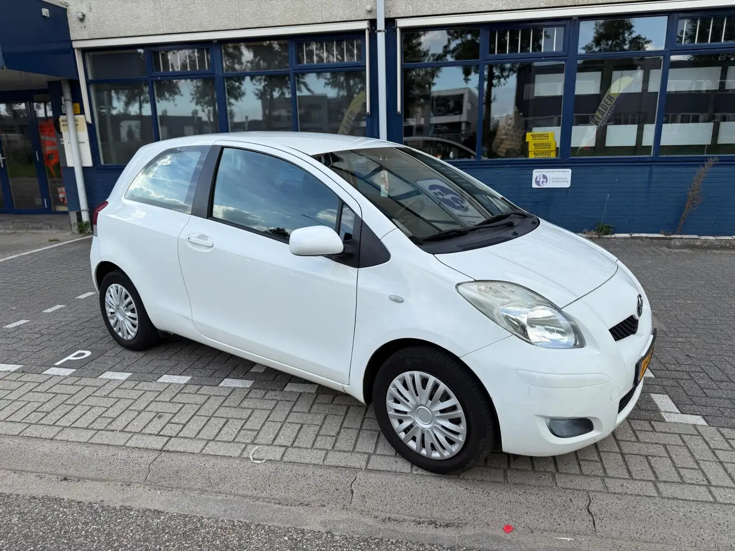 Toyota Yaris 1.3 VVTi Aspiration ((( AUTOMAAT ))) airco apk tot Blanc - 2