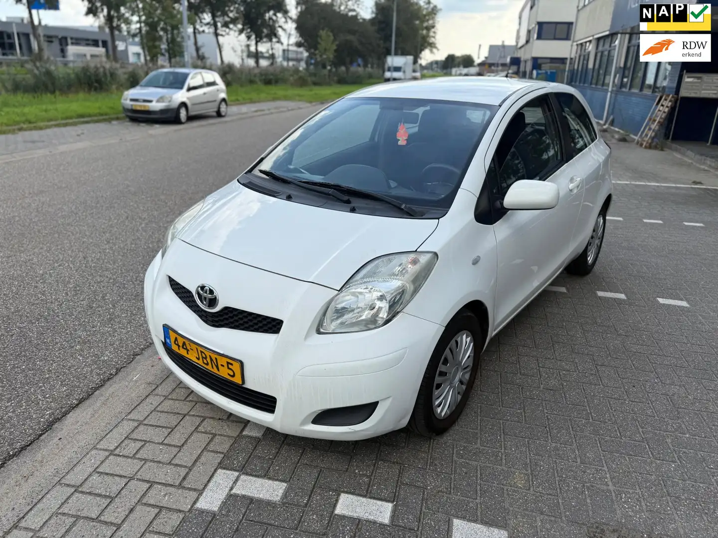Toyota Yaris 1.3 VVTi Aspiration ((( AUTOMAAT ))) airco apk tot Blanc - 1