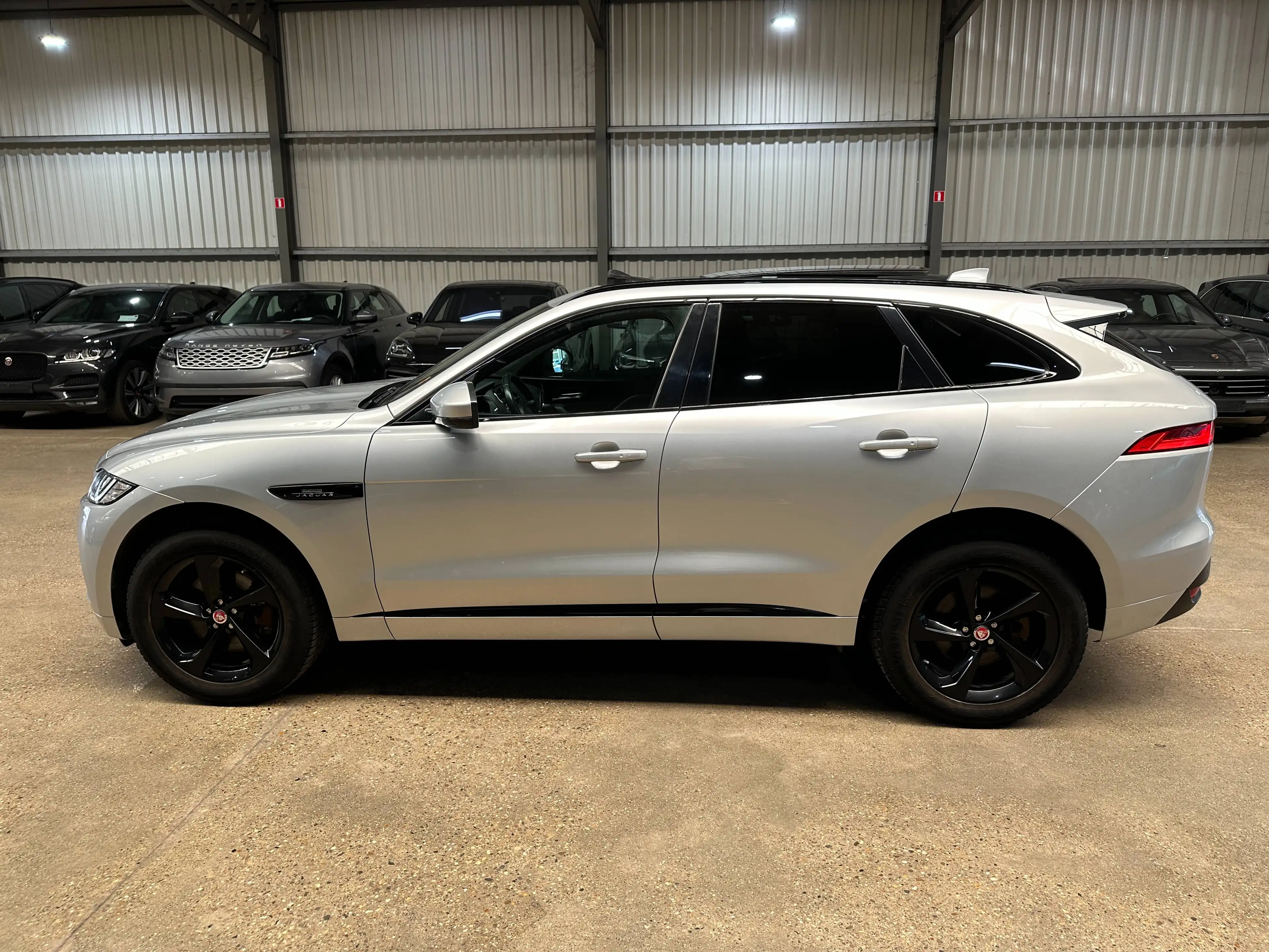 Jaguar F-Pace F-Pace 3.0 D V6 AWD R-Sport — photo 8