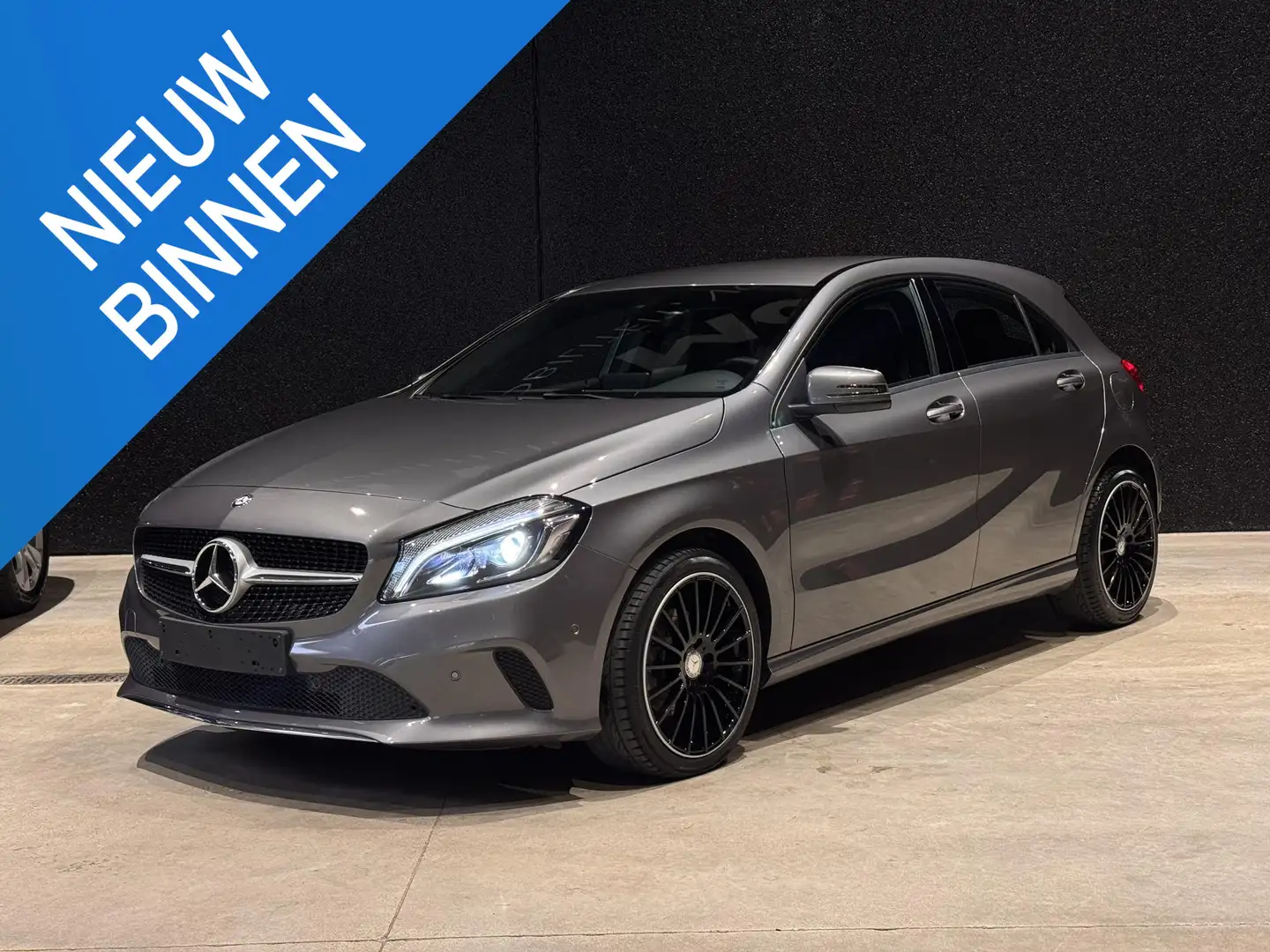 Mercedes-Benz A 180 A Urban LED | NAVI | ECC | AMG velgen Grijs - 1