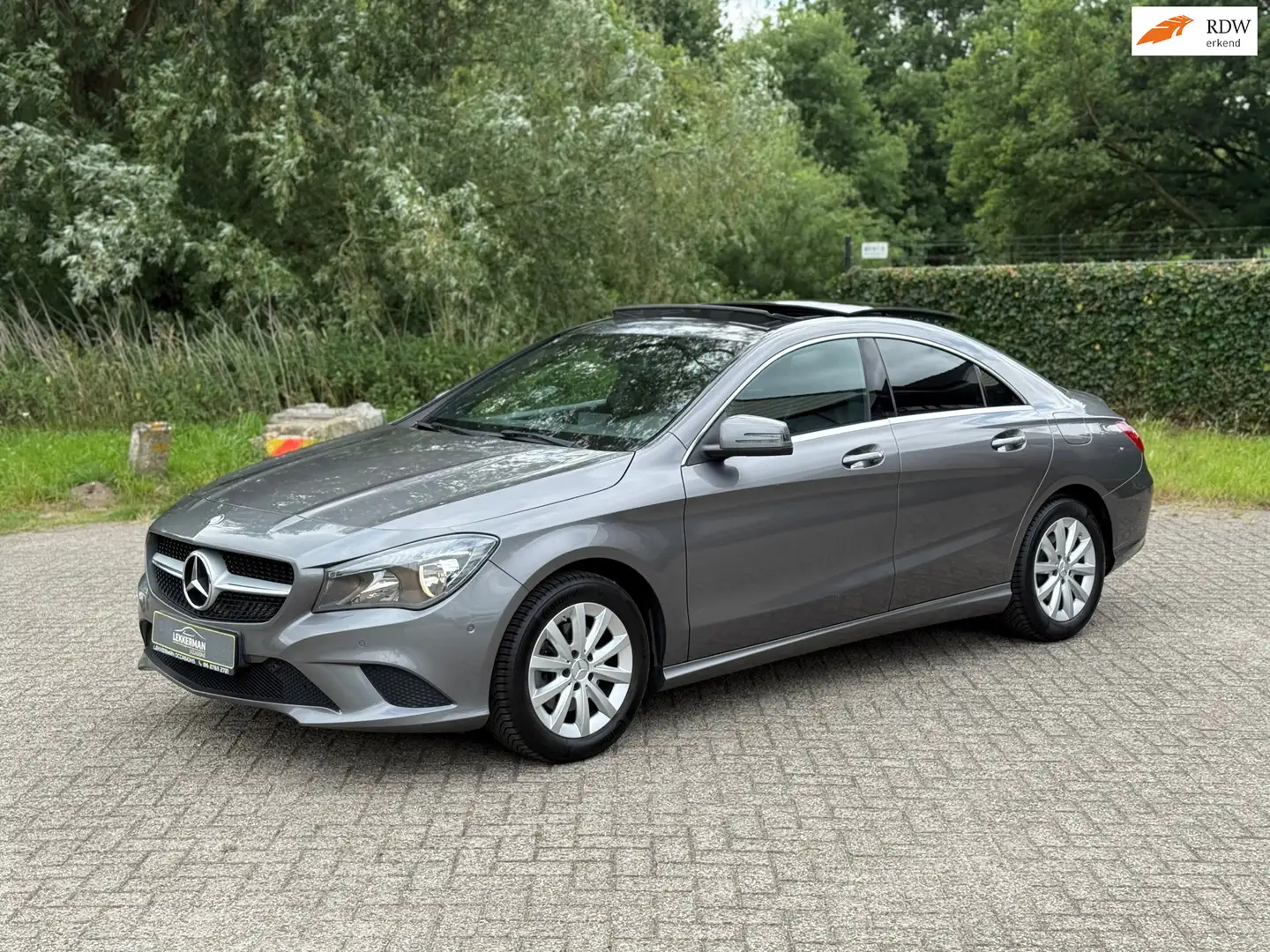Mercedes-Benz CLA 180 Ambition PANO DAK I PDC I DEALER ONDH I NWE APK I Grijs - 1