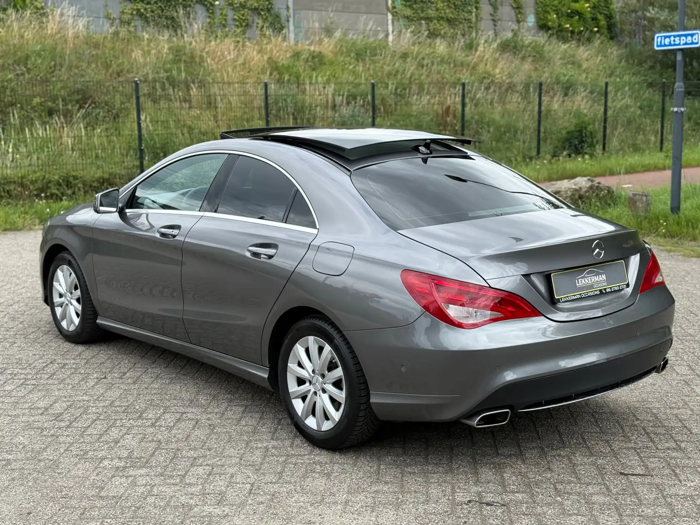 Mercedes-Benz CLA 180 Ambition PANO DAK I PDC I DEALER ONDH I NWE APK I Grijs - 2