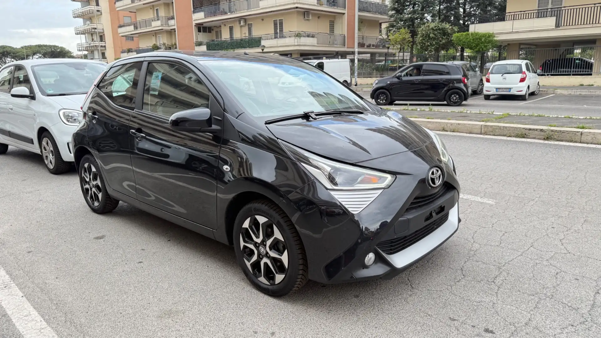 Toyota Aygo Connect 1.0 VVT-i 72 CV 5 porte x-cool LED NAVI CA Чёрный - 2