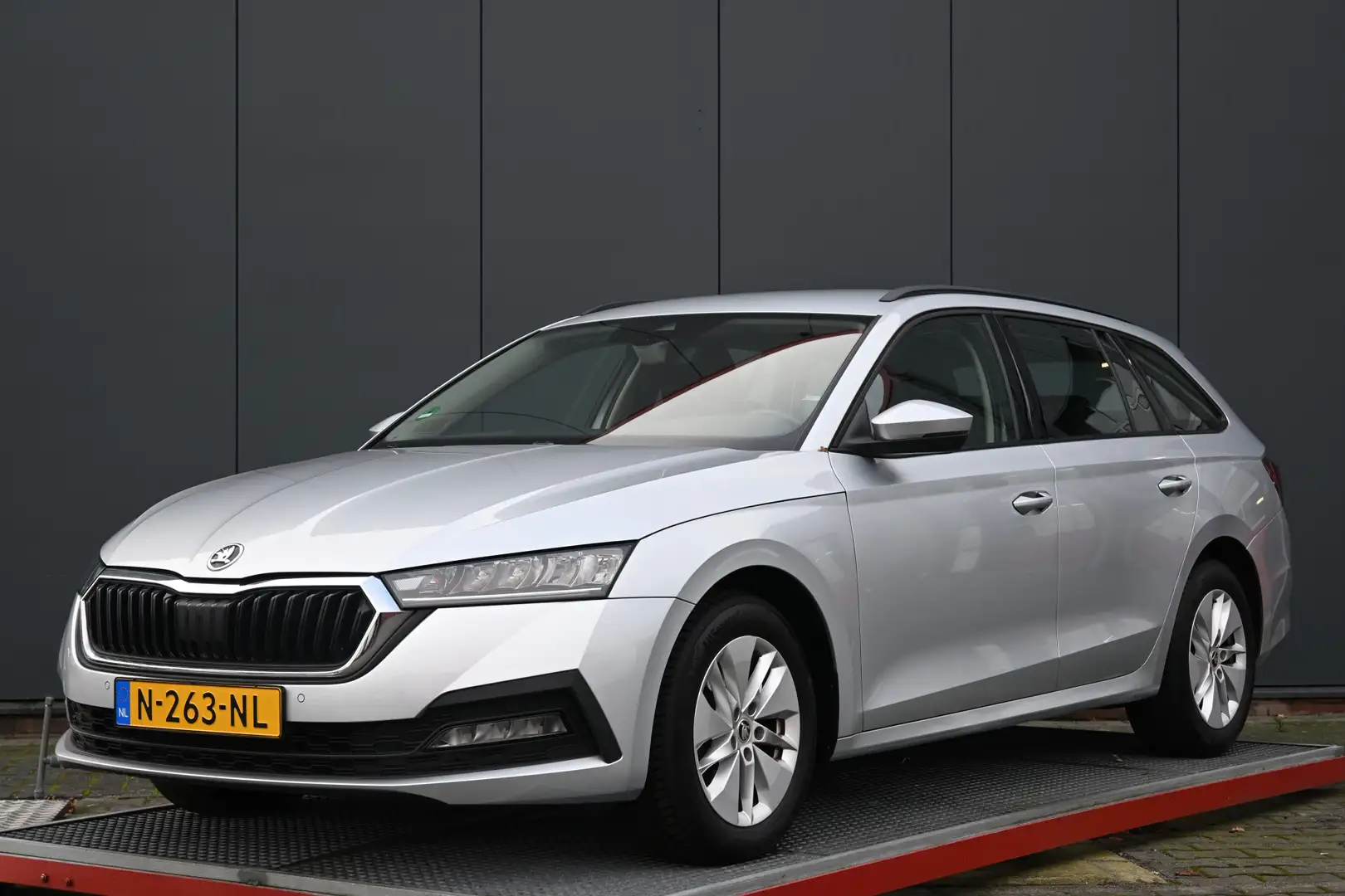Skoda Octavia Combi 1.0 TSI Business Edition camera Grijs - 1