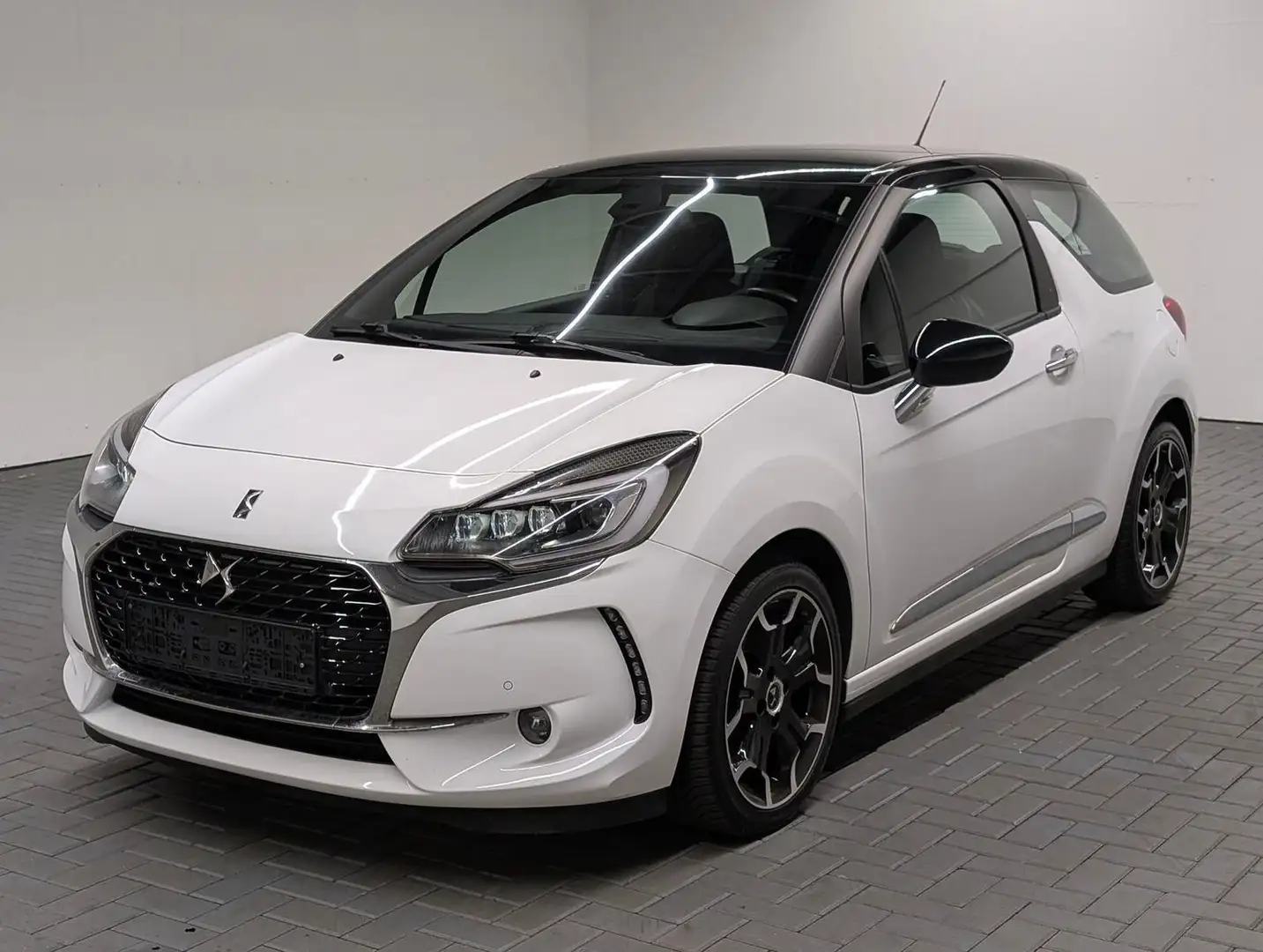 Citroen DS3 SoChic Bi-Xenon/Navi/SHZ/Kam/Klimaaut./17-LM Weiß - 1