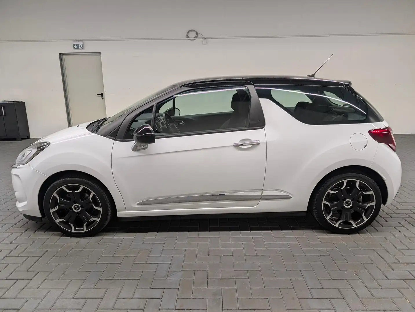 Citroen DS3 SoChic Bi-Xenon/Navi/SHZ/Kam/Klimaaut./17-LM Weiß - 2