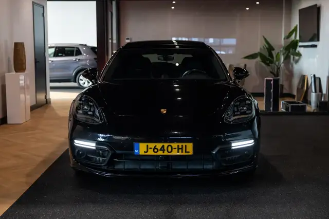 Porsche Panamera view 9