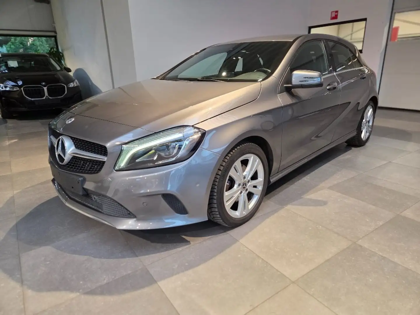 Mercedes-Benz A 180 A 180 7G-DCT Urban Grijs - 1