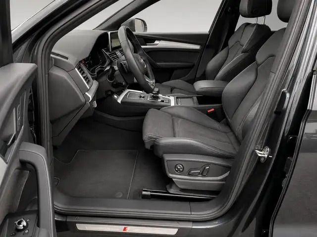 Audi Q5 view 4