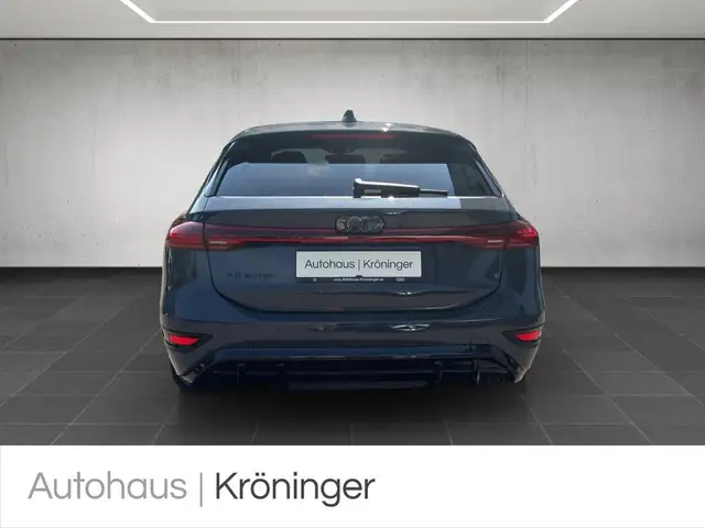 Audi A6 Avant view 6
