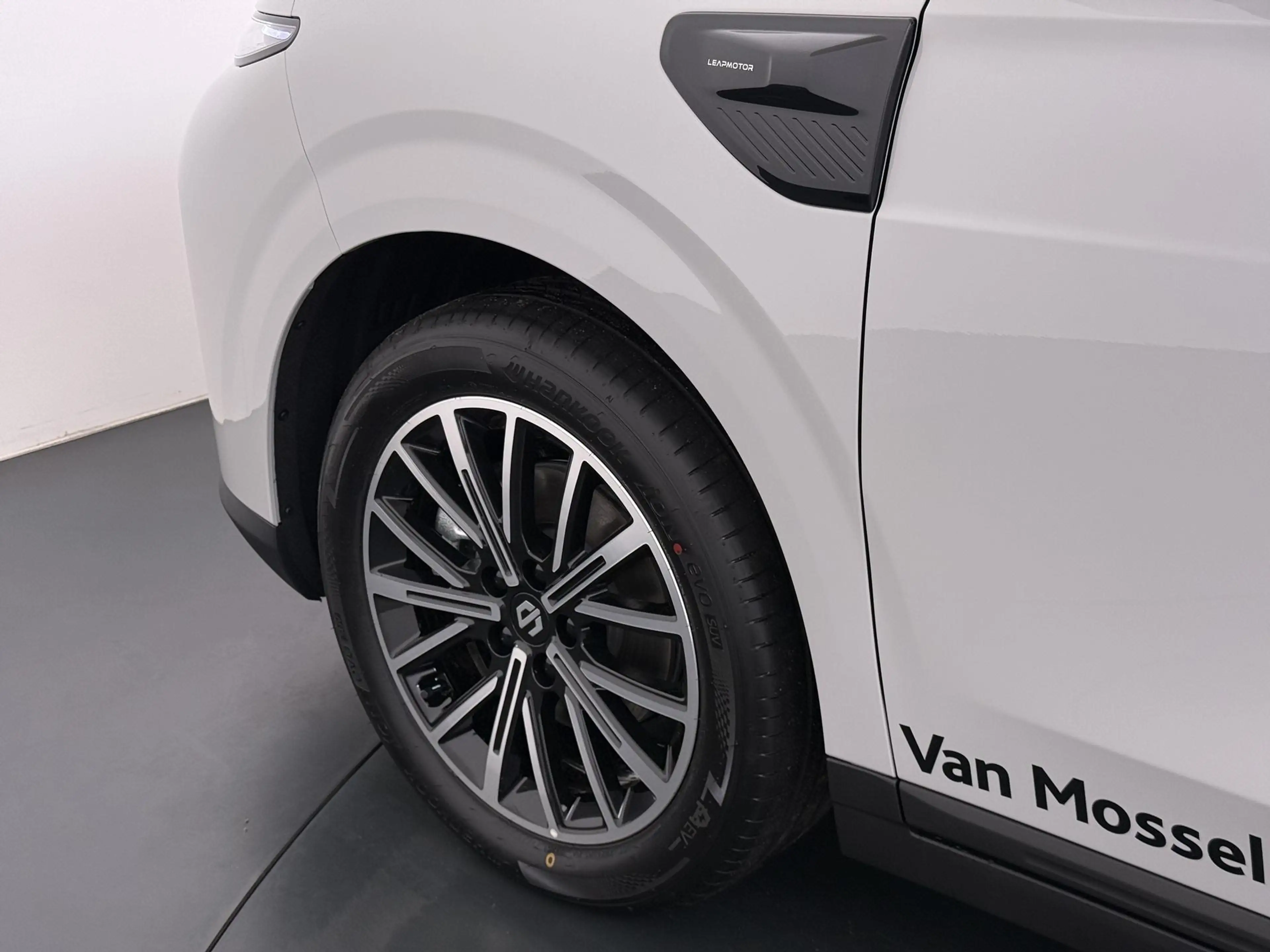 Leapmotor B10 Design Hybrid EV 18.8 kWh — photo 10