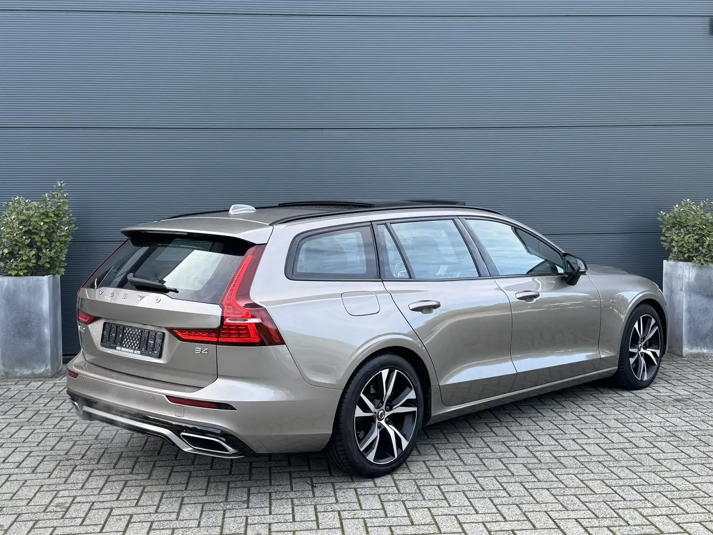 Volvo V60 2.0 B4 R-Design | Panoramadak | Harman/Kardon | Ca Grau - 2