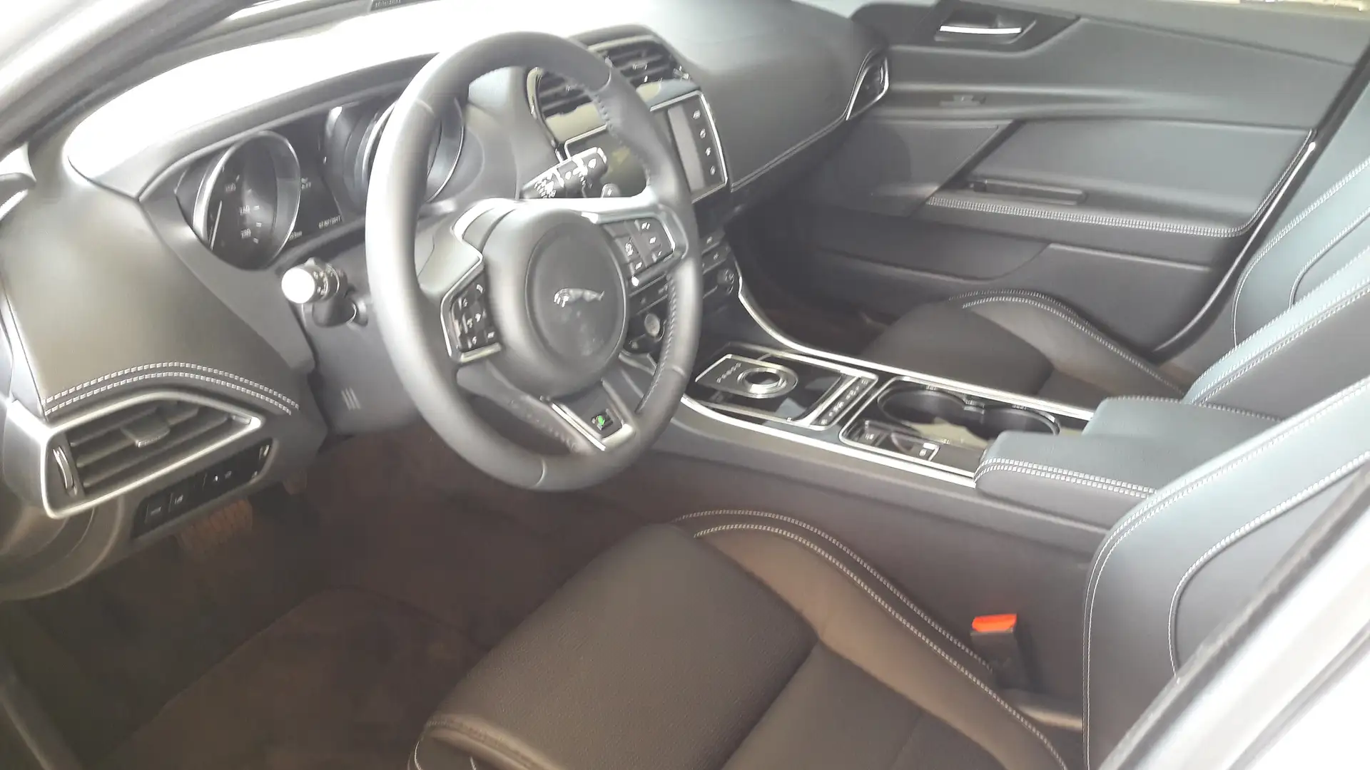 Jaguar XE R-SPORT 180PK AUT. Zilver - 2