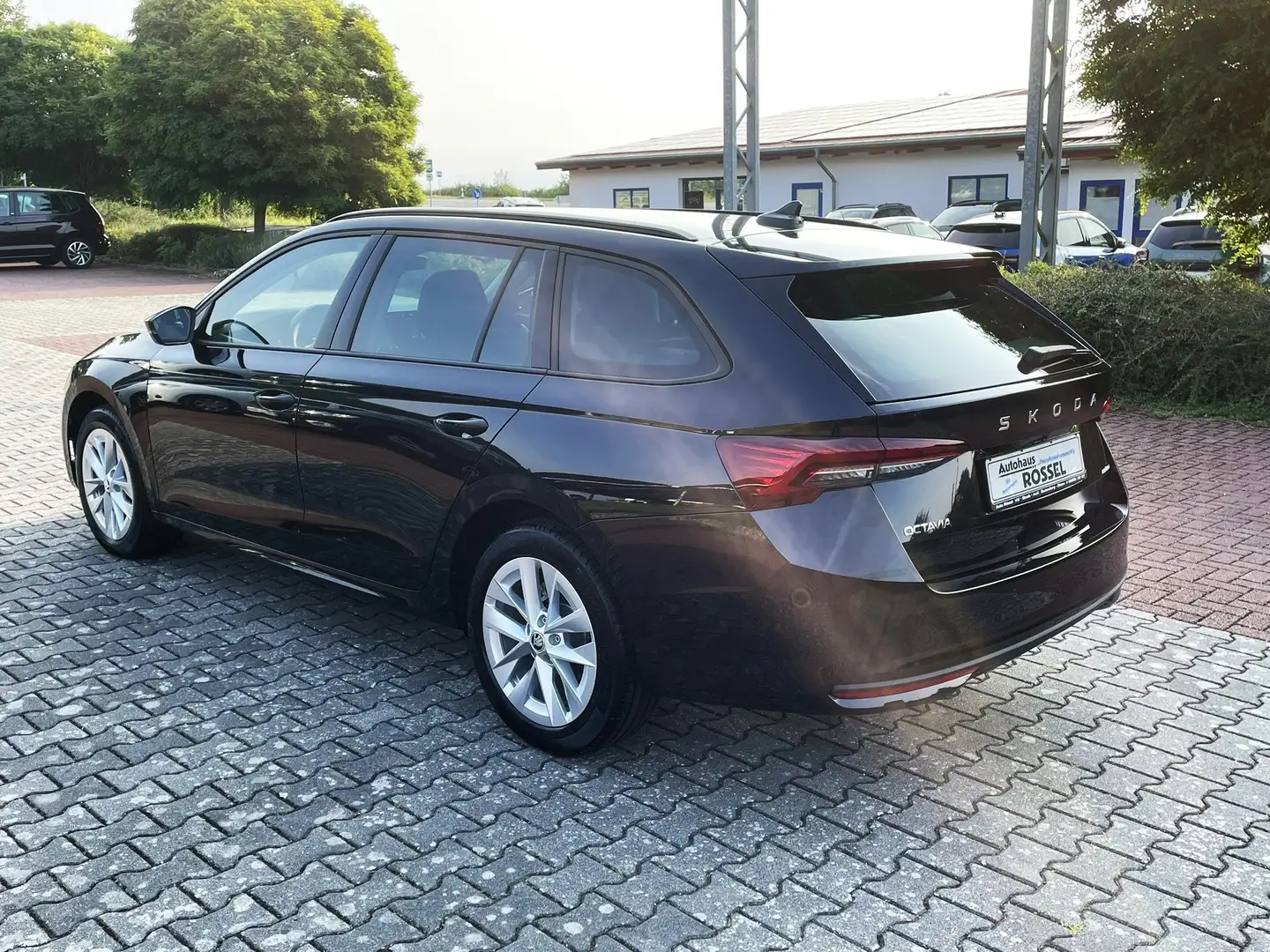 Skoda Octavia Combi DSG 2.0 TDI Selection Navi Alu 17" SHZG LED Schwarz - 2