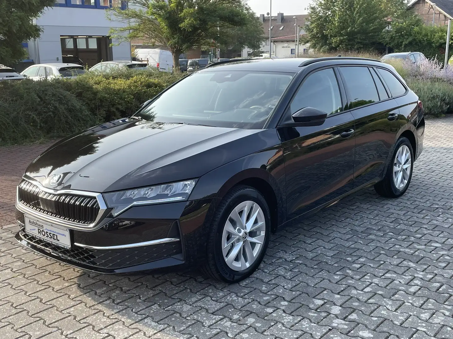 Skoda Octavia Combi DSG 2.0 TDI Selection Navi Alu 17" SHZG LED Schwarz - 1