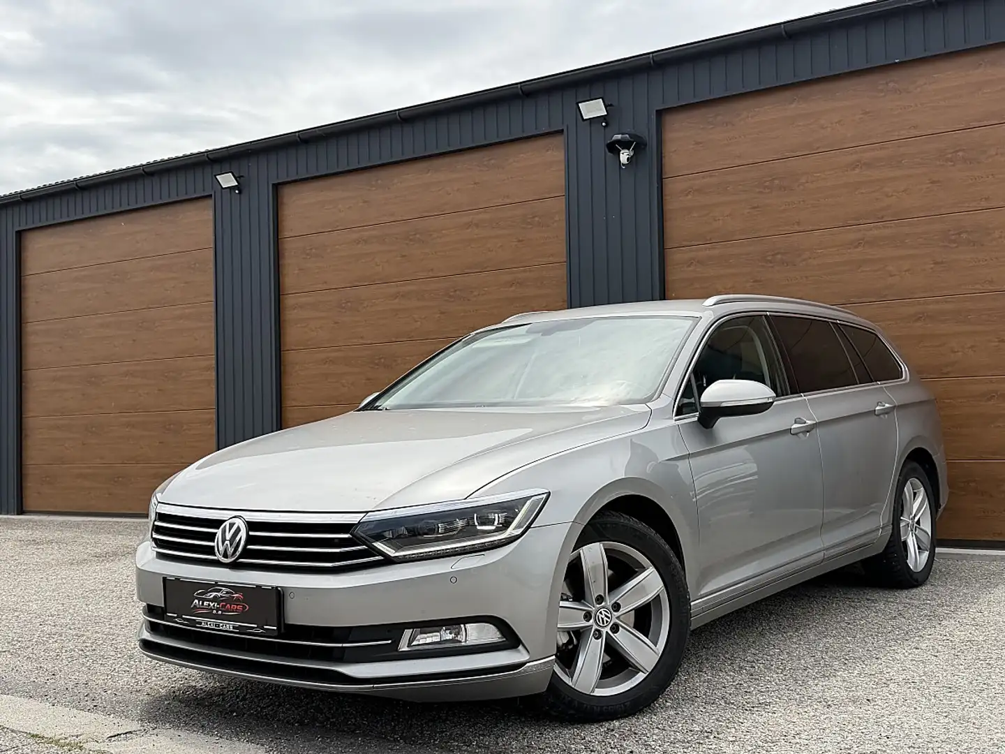 Volkswagen Passat Variant Highline 1,6 TDI Grau - 1