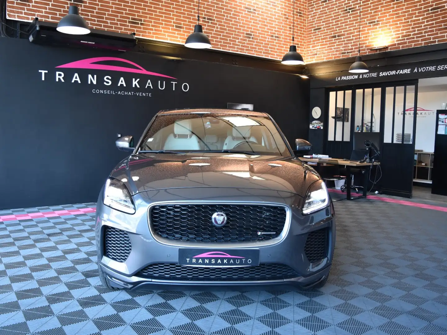 Jaguar E-Pace R-Dynamic HSE Gris - 2