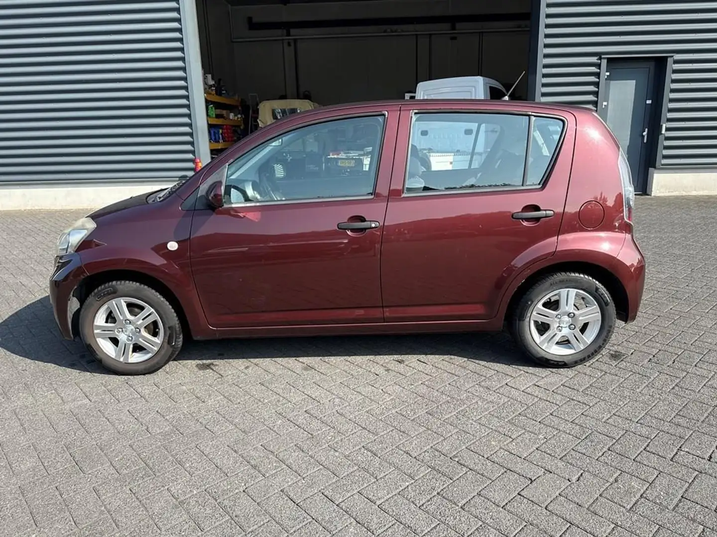Daihatsu Sirion 2 1.0-12V Premium, Airco, NAP Red - 2