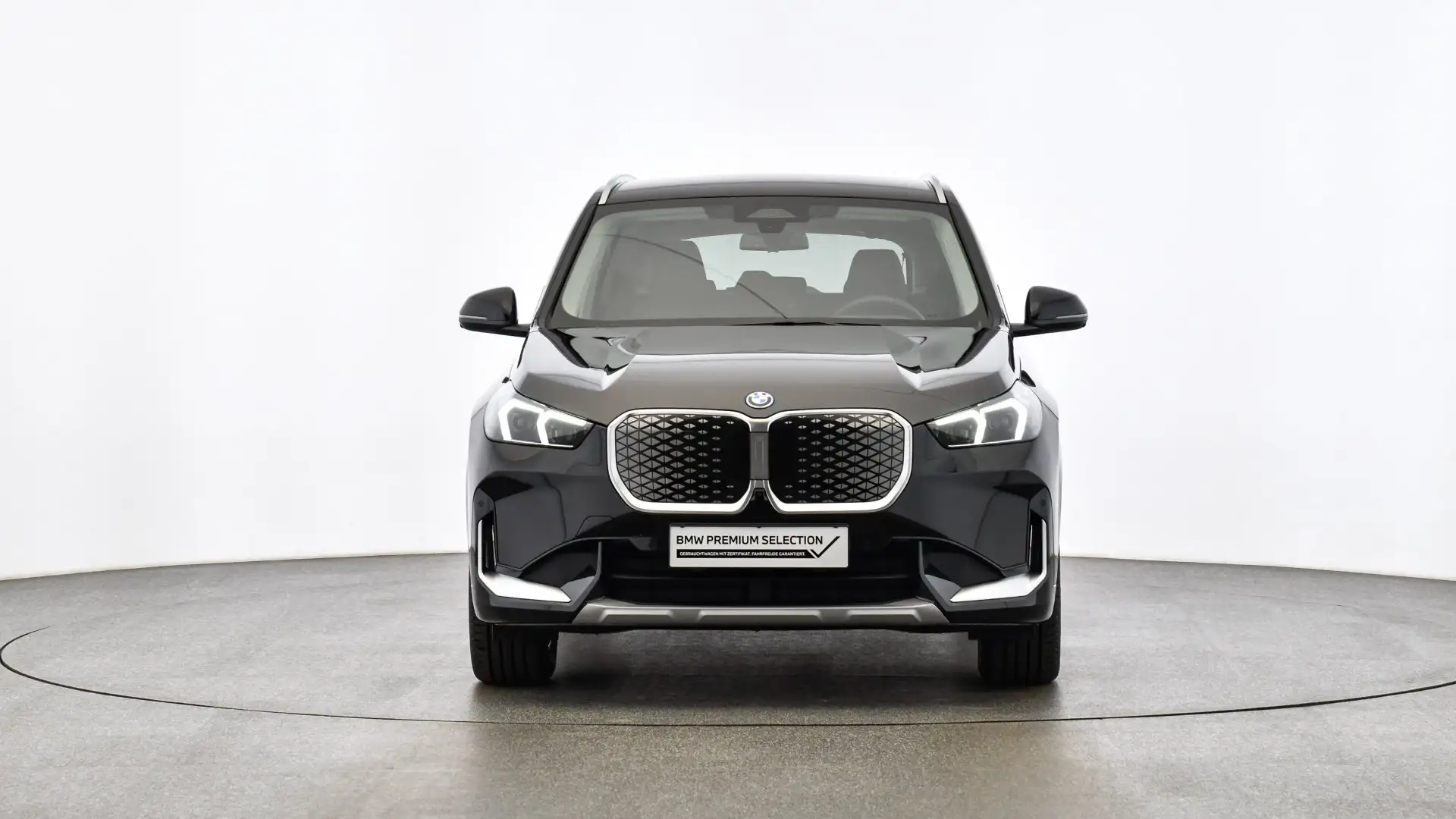BMW iX1 xDrive30 Schwarz - 2