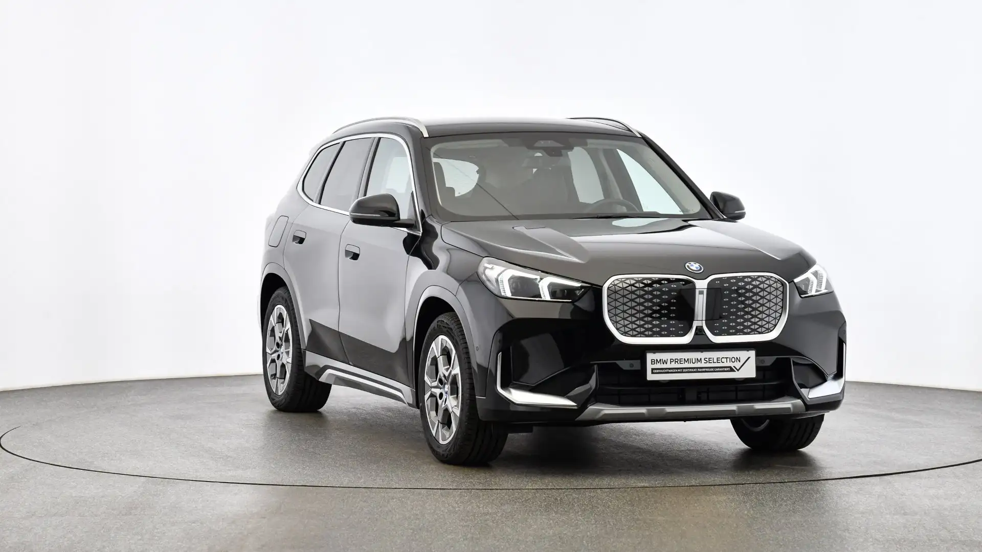 BMW iX1 xDrive30 Schwarz - 1