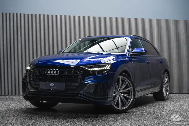 Audi Q8 view 5