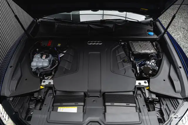 Audi Q8 view 12