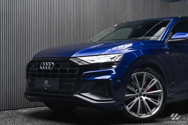 Audi Q8 view 9