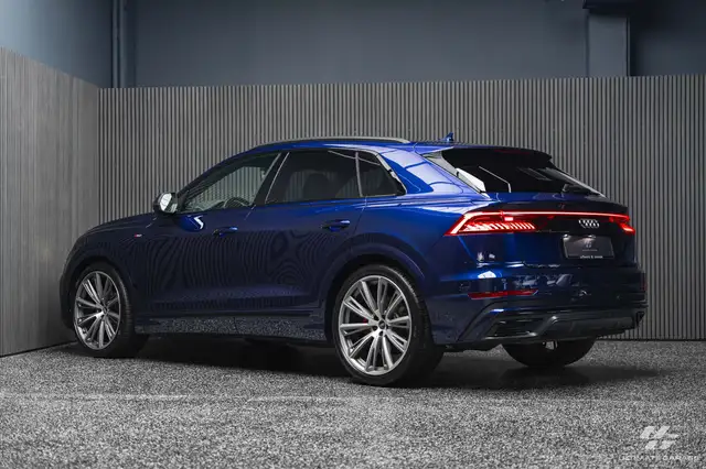 Audi Q8 view 8