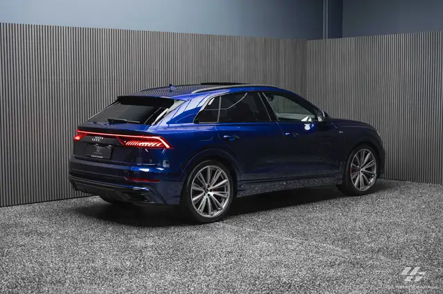 Audi Q8 view 7