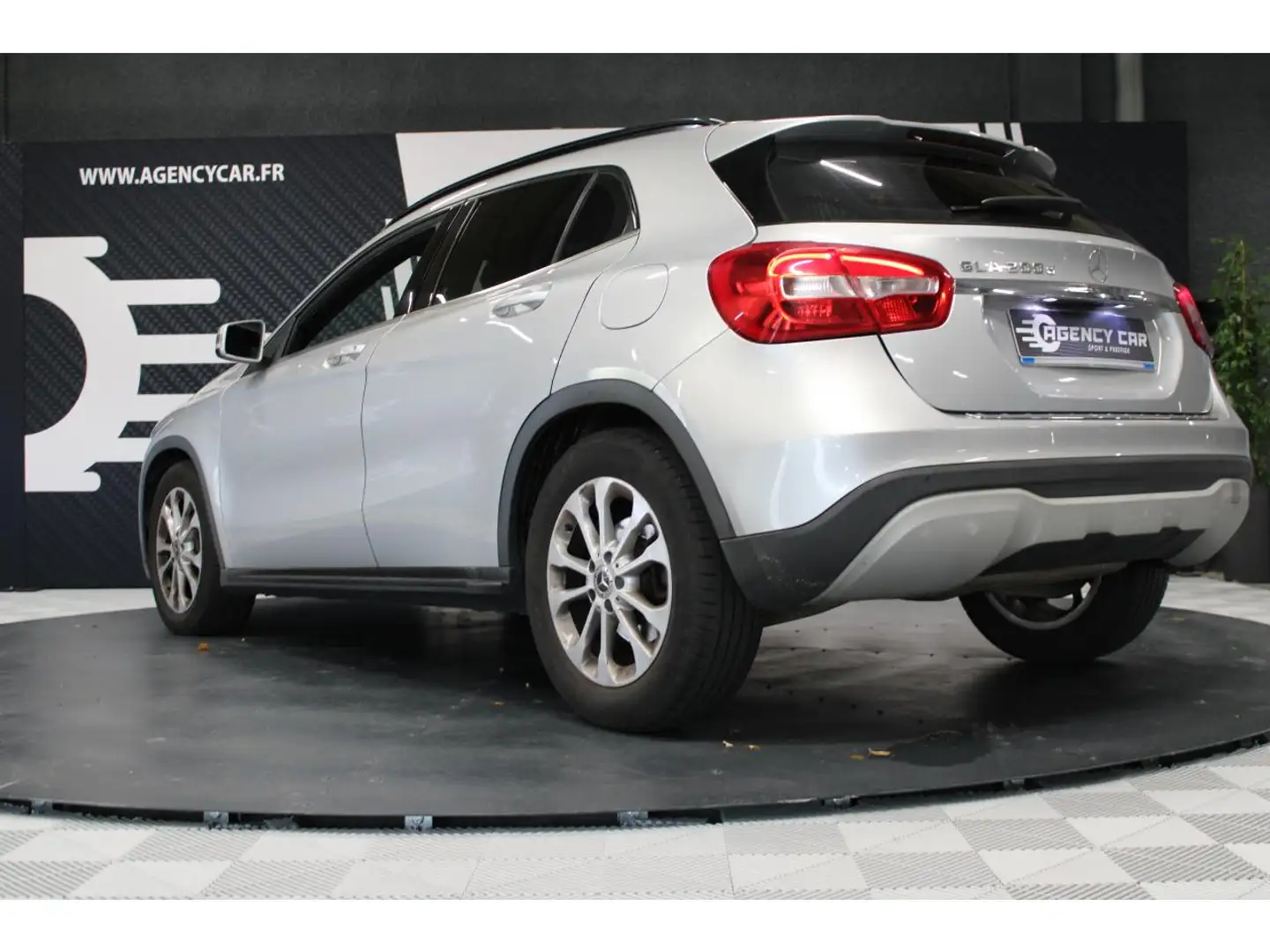 Mercedes-Benz GLA 200 GLA 200d BV 8G-DCT Business Line Gris - 2