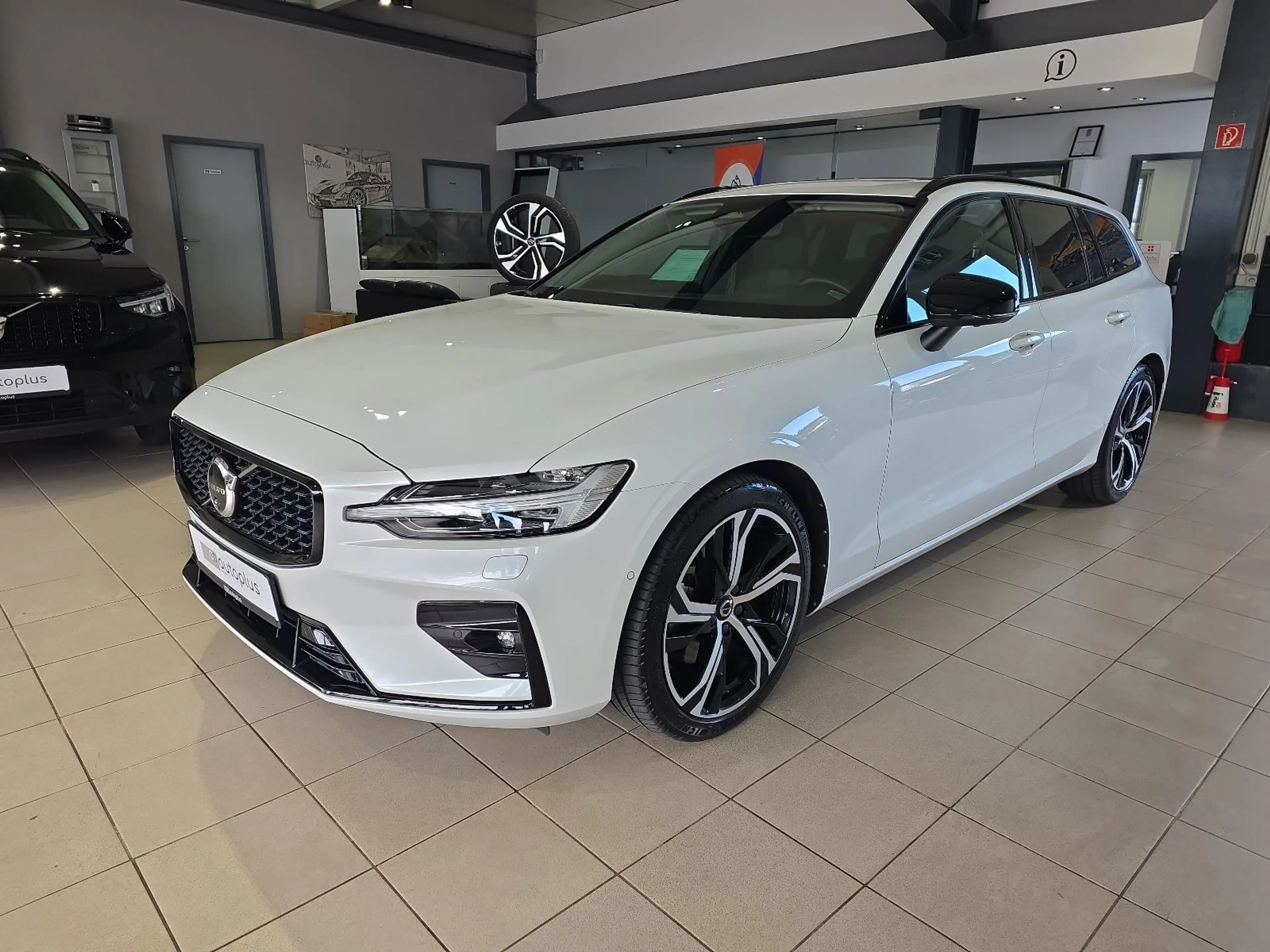 Volvo V60 B4 Plus Dark ACC BLIS Pano 360° Leder Winter
