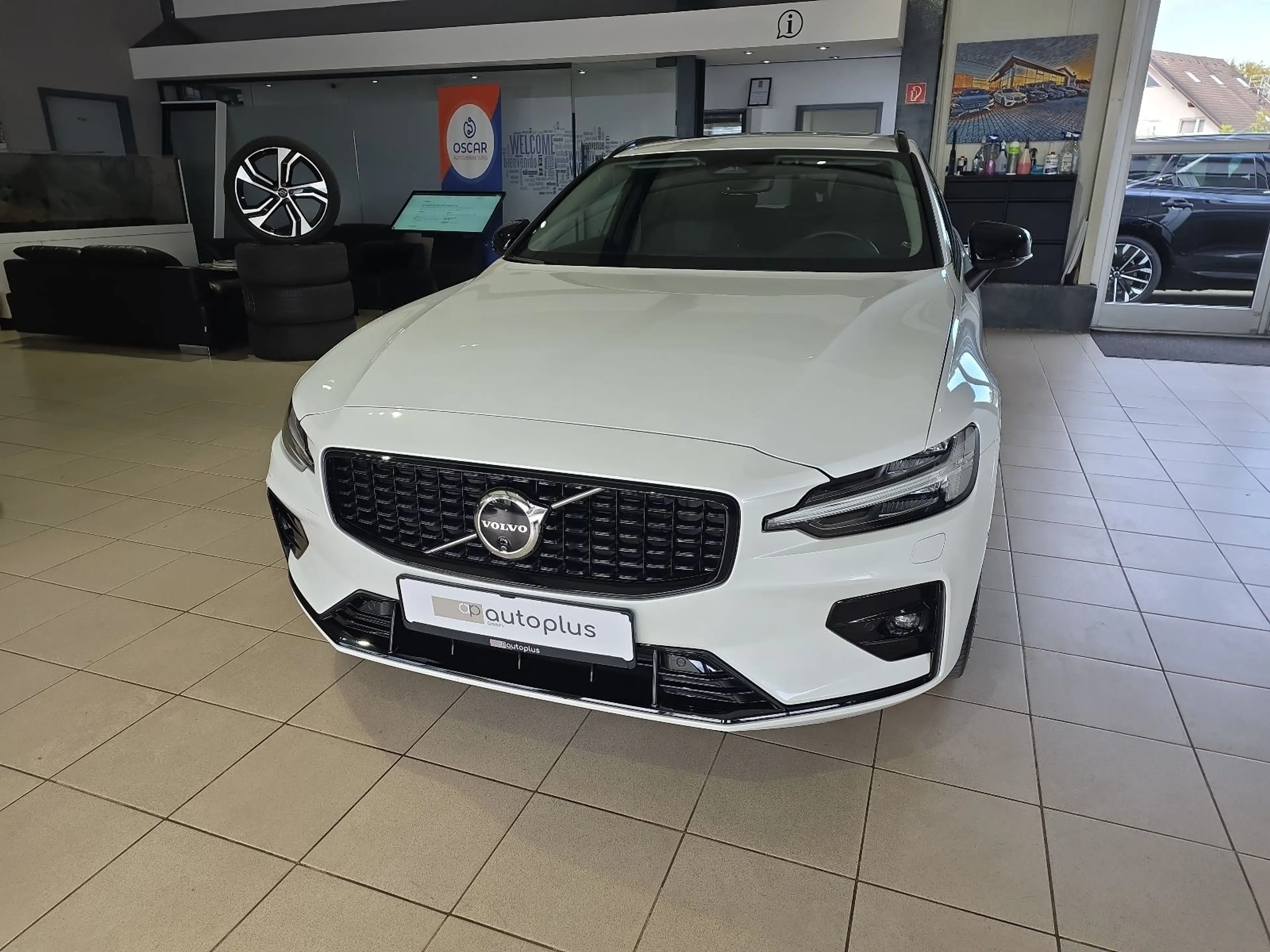 Volvo V60 B4 Plus Dark ACC BLIS Pano 360° Leder Winter — photo 2