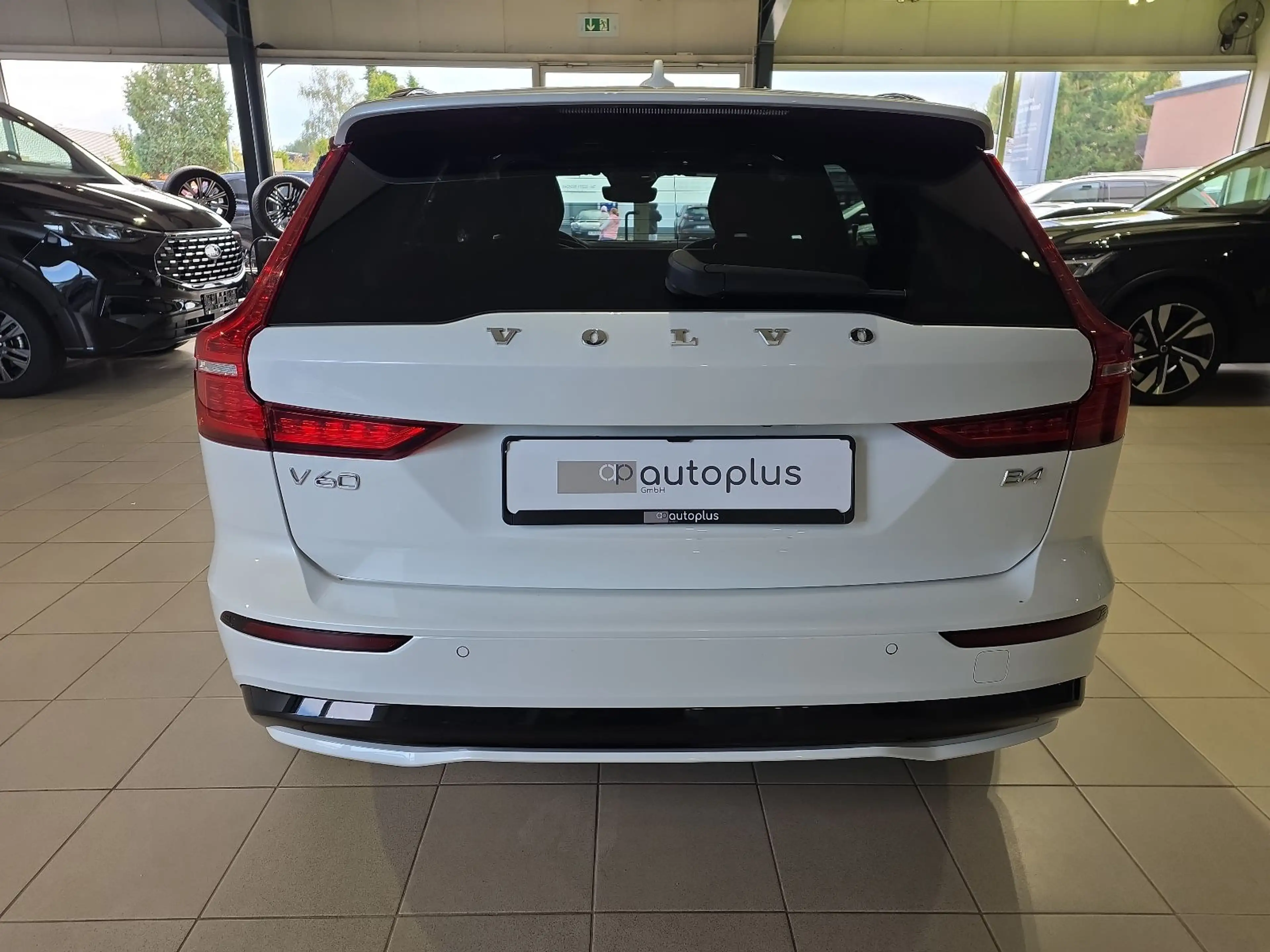 Volvo V60 B4 Plus Dark ACC BLIS Pano 360° Leder Winter — photo 8